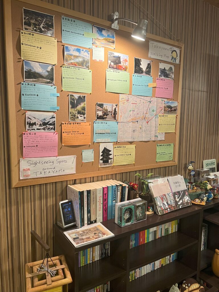 【飛驒高山住宿】 一人之旅推介！ CP值高、溫馨日式青年旅館 Ouka 櫻花民宿書櫃