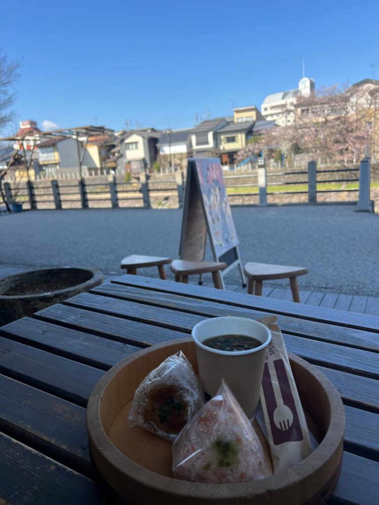 【高山好去處】一人飛驒古都清晨散步提案，漫遊宮川朝市美食飛驒豚汁湯+2件自選飯團套餐-香蔥玄米味噌&芥末三文魚(¥750，是好日)