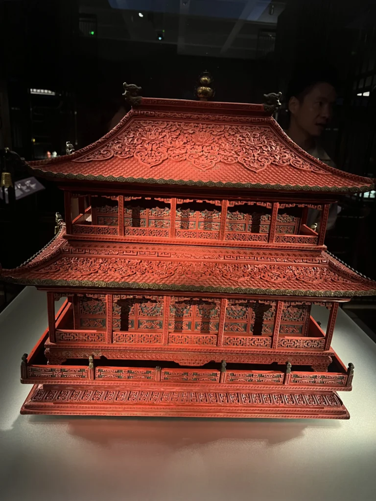 「尋香記」香港藝術館──中國芳香文化藝術展剔紅重簷廡殿形香盒 / 清代